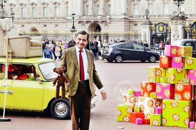 Mr Bean Celebrates 25 years at Buckingham Palace, London},{Mr Bean Celebrates 25 years at Buckingham Palace, London
