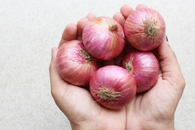 Possible Side Effects of Eating Raw Onions Possible Side Effects of Eating Raw Onions